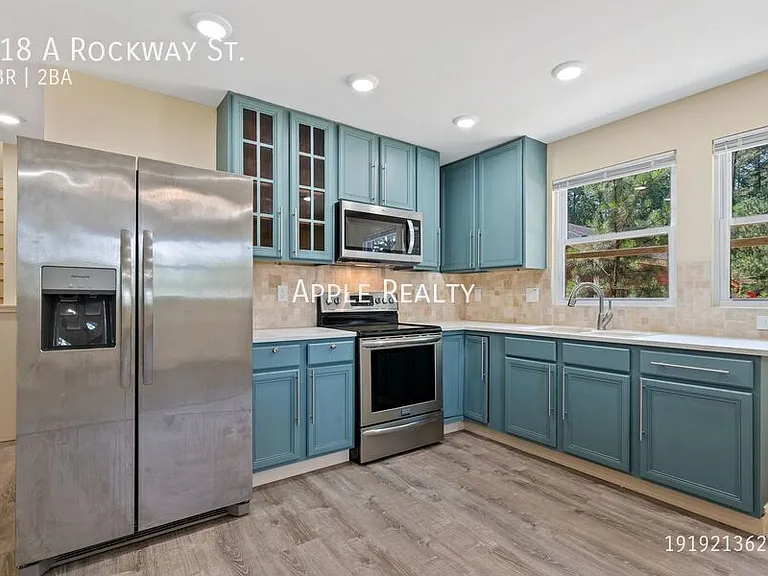 218 W Rockway St #A — Photo 6