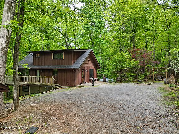 3rd image of 425 Hemlock Ln