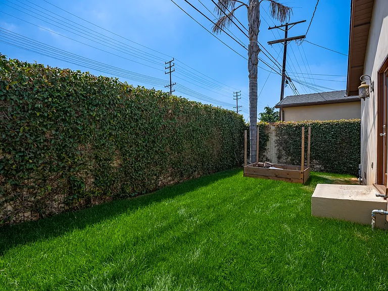 8330 Lilienthal Ave — Photo 40