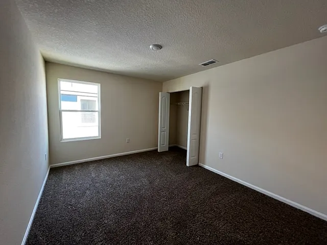 4 bed, 2492 sqft, $2,300 — Photo 2