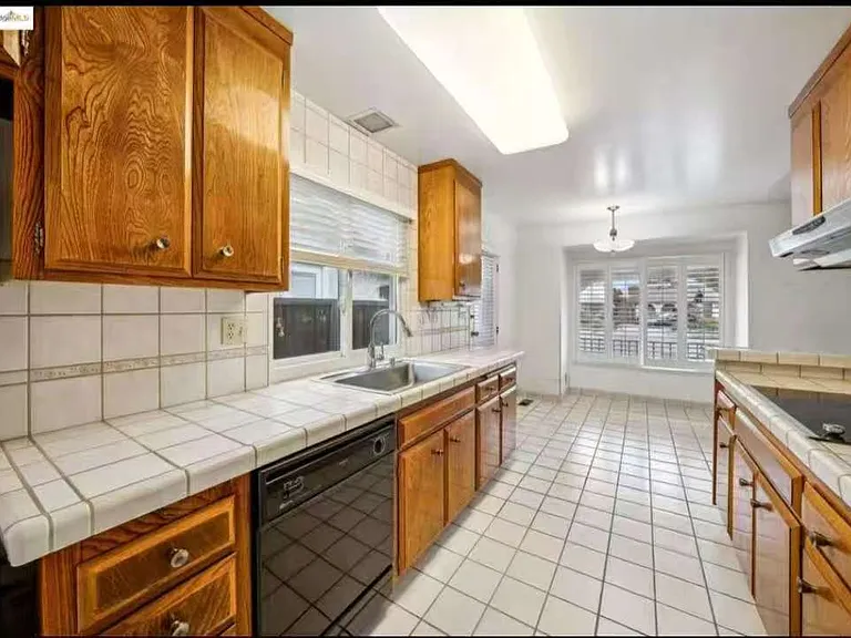 1073 Camellia Dr — Photo 9