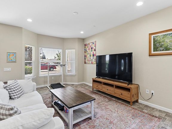 5th image of 5 Oasis Ct