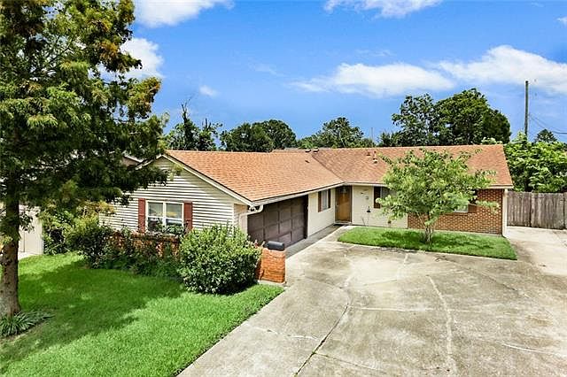 1st image of 897 Oakwood Dr
