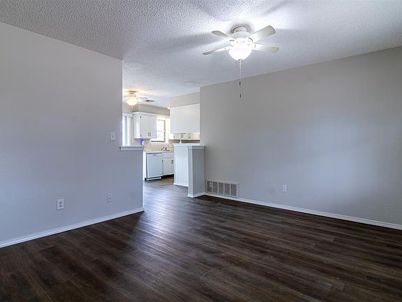 4th image of 1416 Farmington Ave