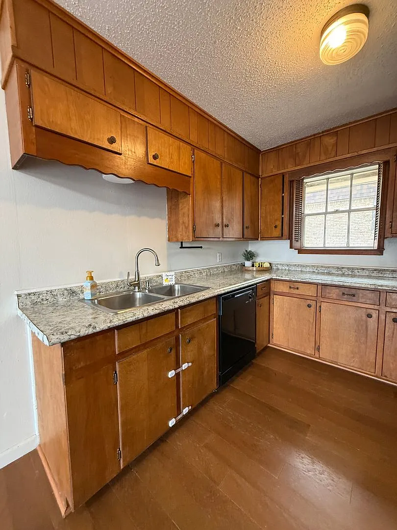 2/1.5 - Downtown Lifestyle in a Charming Community Setting — Photo 4