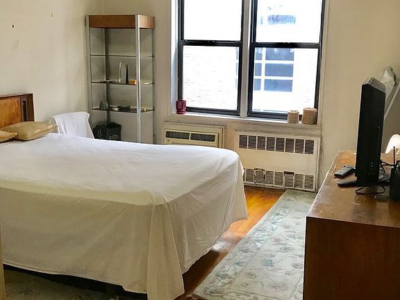 5th image of 211 E 18th St APT 6L