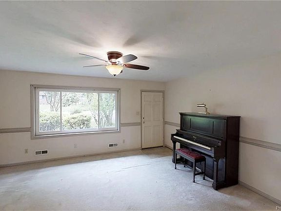 5th image of 215 Captain Newport Cir