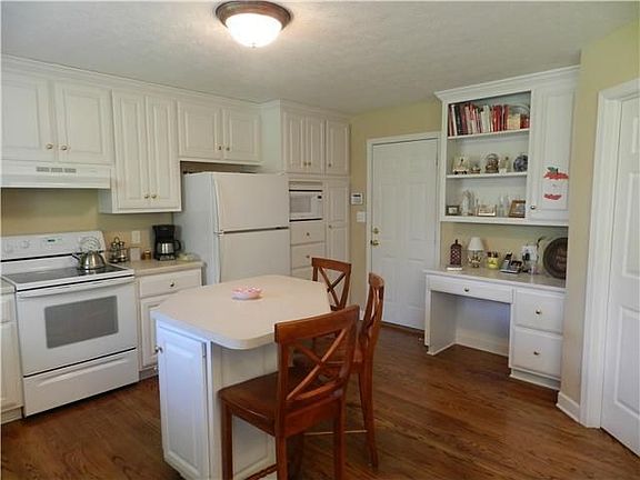 4th image of 352 Woodlands Dr