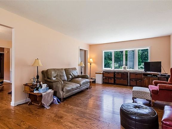4th image of 33 Kingston Hill Ct