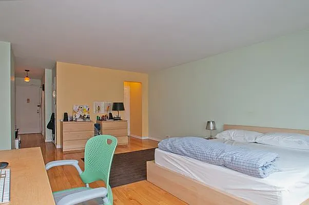 Sold by R New York | media 6