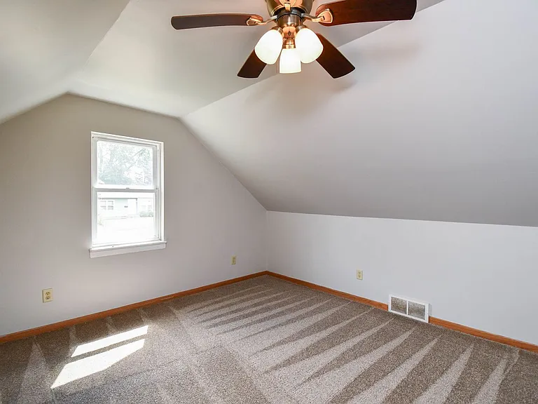 1115 N Duluth Ave — Photo 25