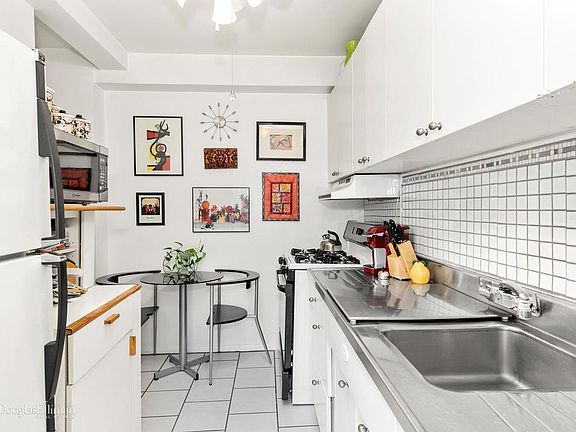 3rd image of 6 Fordham Hill Oval APT 15E