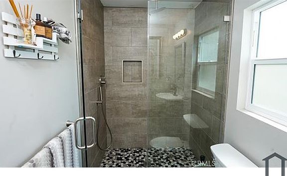 4th image of 628 W 98th St