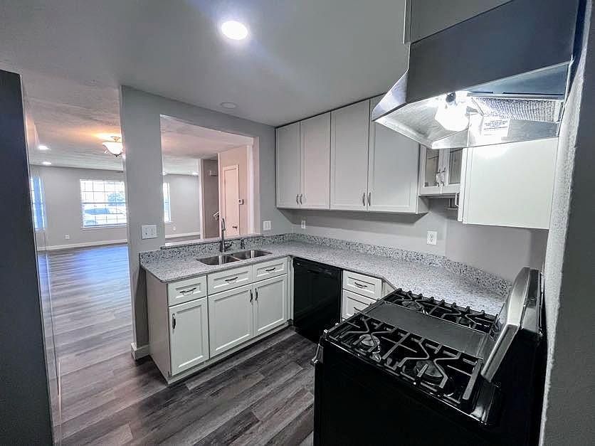 1st image of 2412 Lakeview Cir