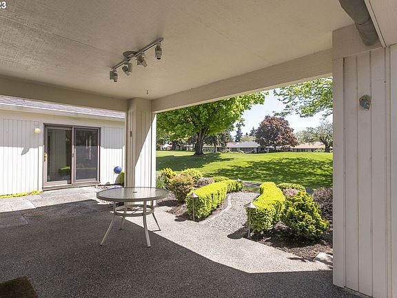 5th image of 2513 SE Balboa Dr