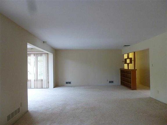4th image of 1812 Stanford Dr NE