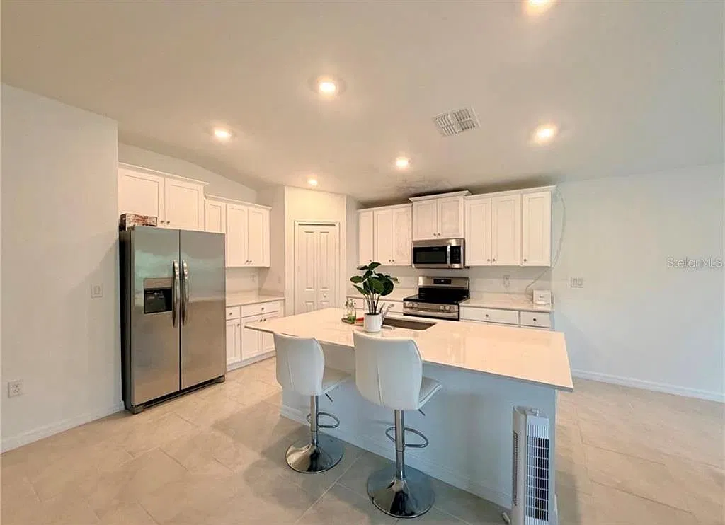 3 bed, 2.0 bath, 1930 sqft, $2,200 — Photo 4