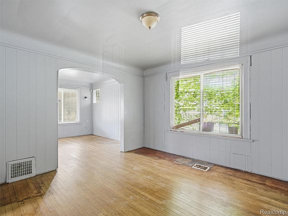 5th image of 15094 Sorrento St