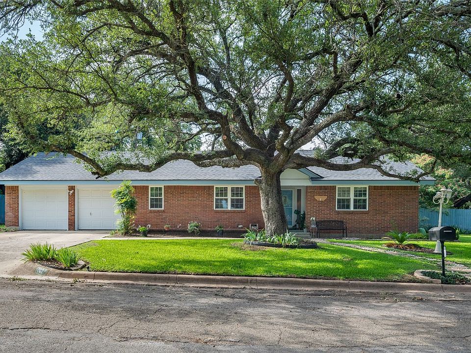 1st image of 102 Lakeview Ct