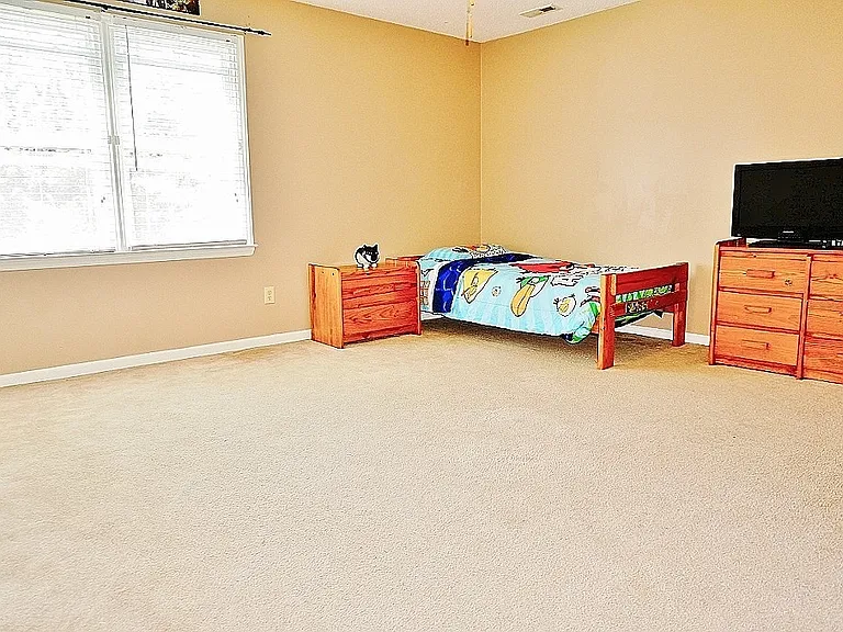 408 Hampshire Pl — Photo 3