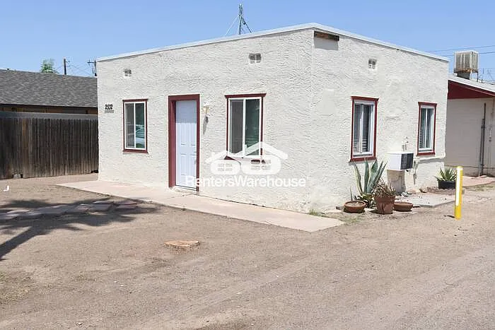 1 bed, 1.0 bath, 520 sqft, $890 — Photo 2