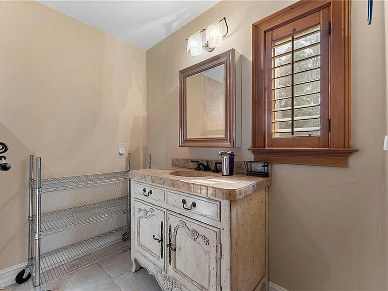 840 Jung Blvd W — Photo 31