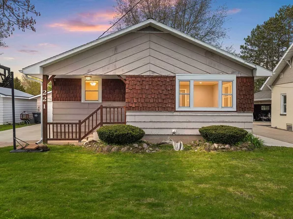 221 River Hts, Shawano, WI 54166