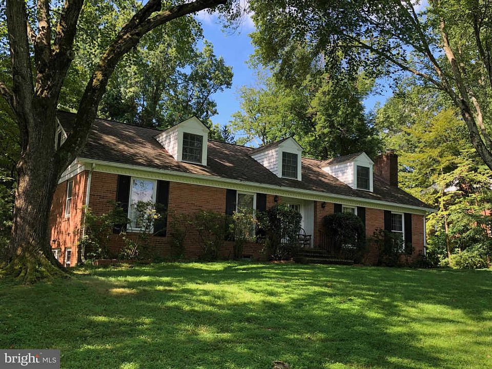 1st image of 8905 Gallant Green Dr