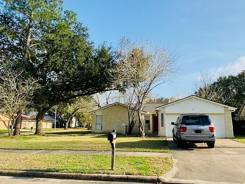 Corner Lot, Fresh paint, Red front door
