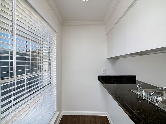 5th image of 2816 Throckmorton St APT 3