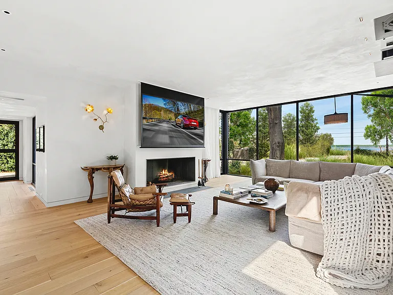 19 Fresh Pond Rd — Photo 4