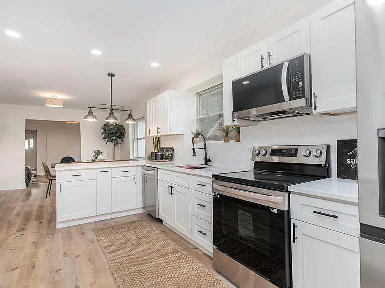 3245 Koenig Ave — Photo 17