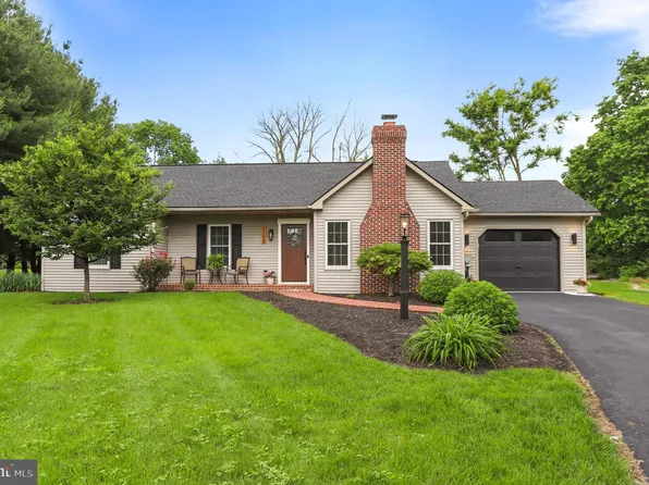 1198 Kings Ct, Greencastle, PA 17225