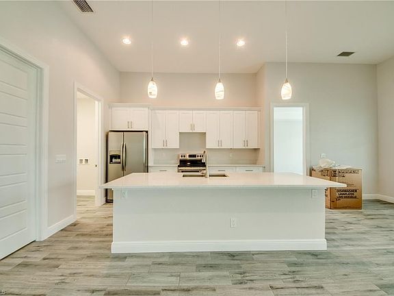 5th image of 4305 SW 19th Ave