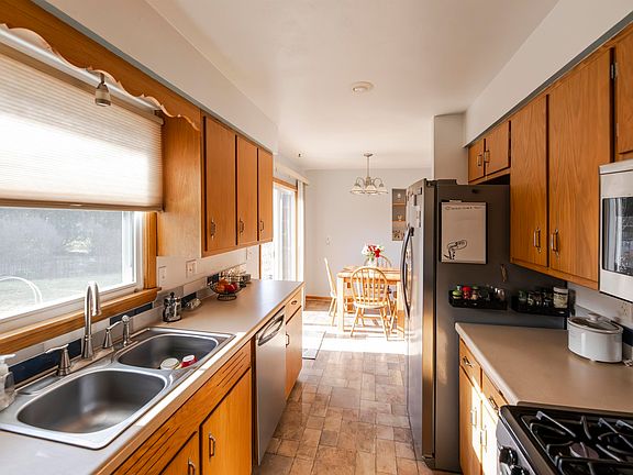 5th image of 613 Pioneer Ave