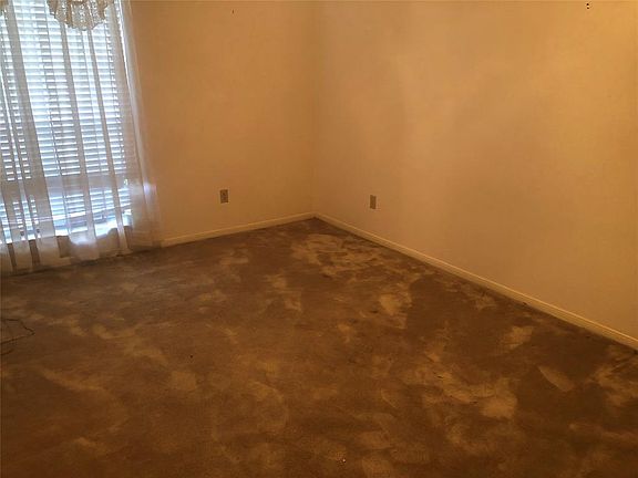 4th image of 12 Brighton Ct