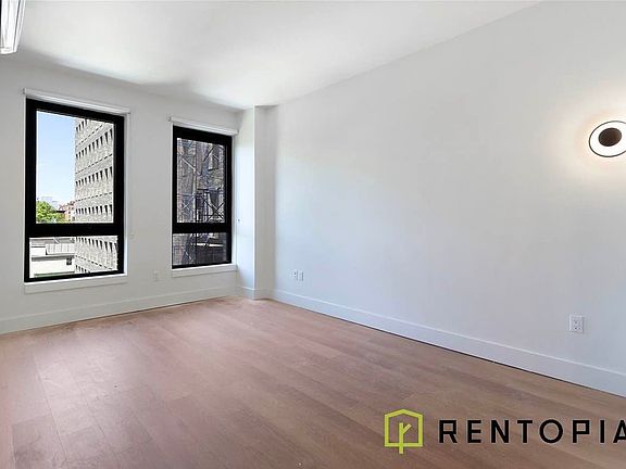 5th image of 130 Hope St #647