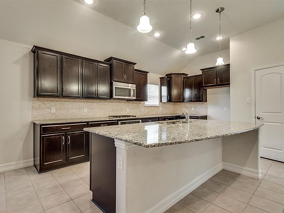 3rd image of 601 Elm Creek Dr