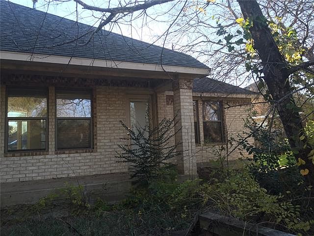 2nd image of 219 Cody Pl