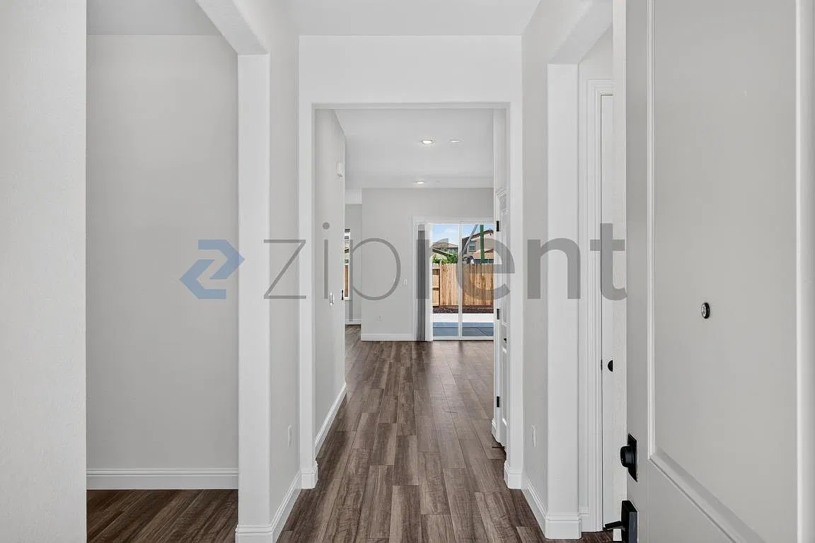 5 bed, 3521 sqft, $3,750 — Photo 3