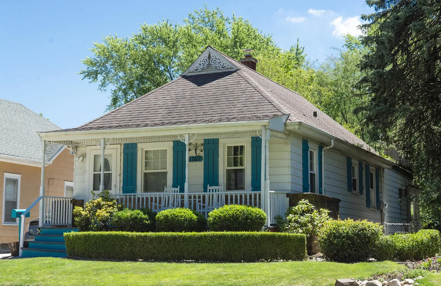 1107 E Oregon St photo 1