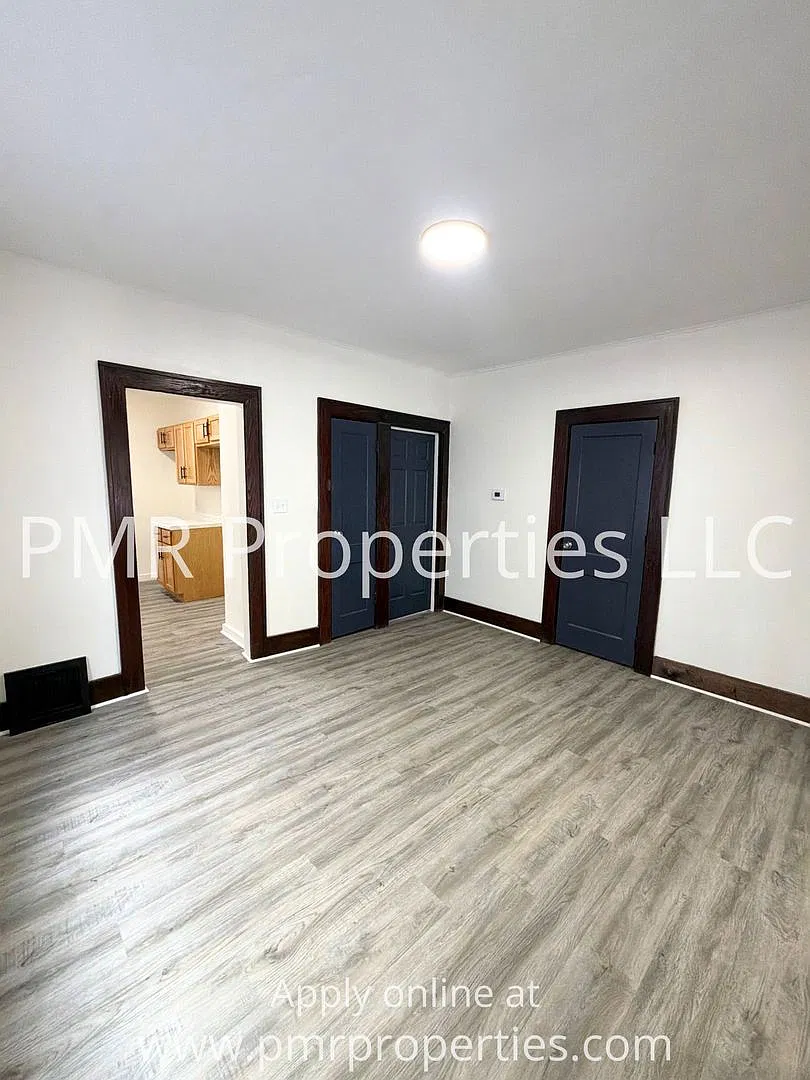 2 Bedrooms/1 Bathroom House — Photo 3