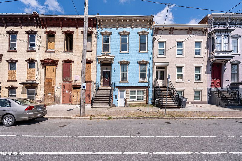 2nd image of 211 Clinton Avenue