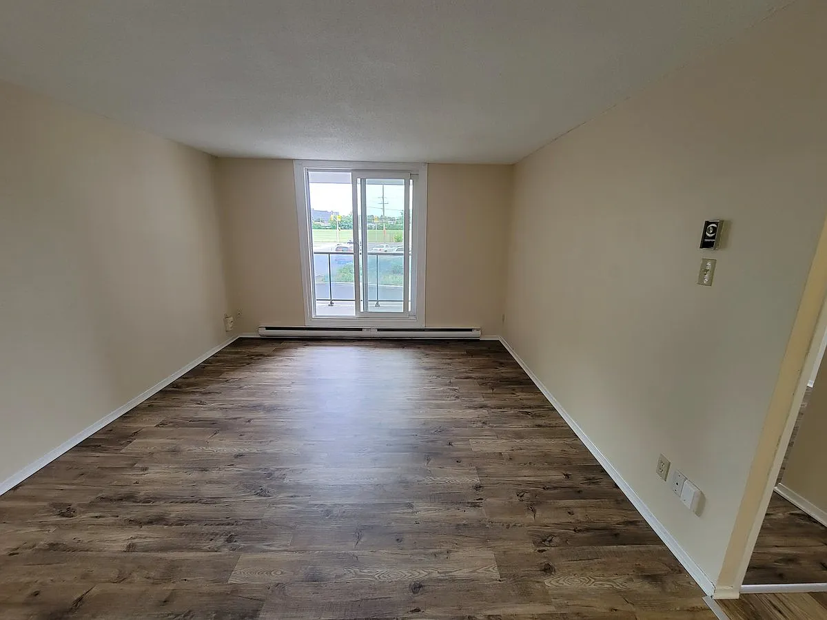 Cote Manor — Photo 3