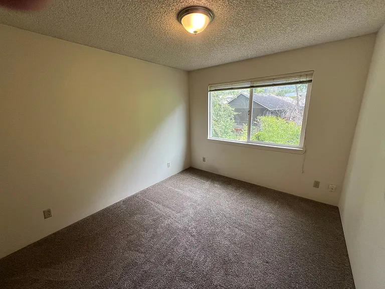 7039-1t - 2187 & 2189 NW North Hill Drive — Photo 13