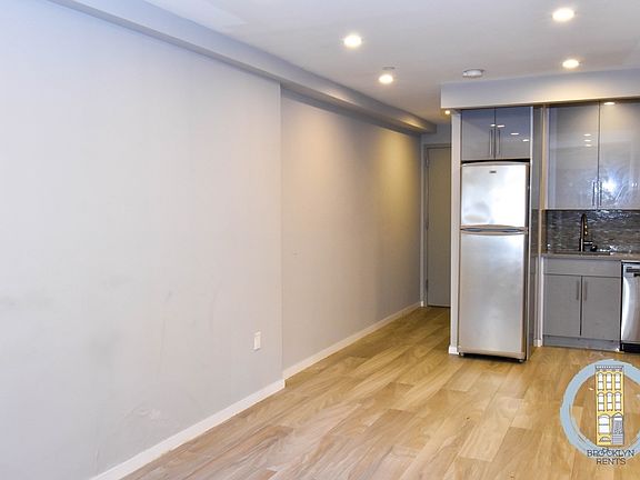 4th image of 285 Jefferson Ave #A