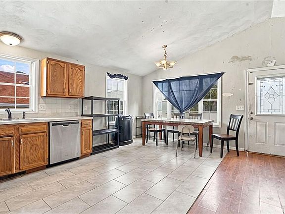 4th image of 147 Mount Saint Charles Ave