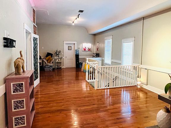 4th image of 701 W Azeele St #B