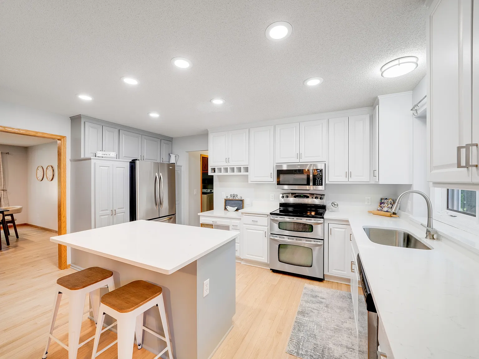 4 bed, 3404 sqft, $3,300 — Photo 2