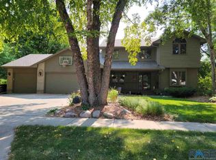 1251 S Stoney Pointe Ct, Sioux Falls, SD 57106